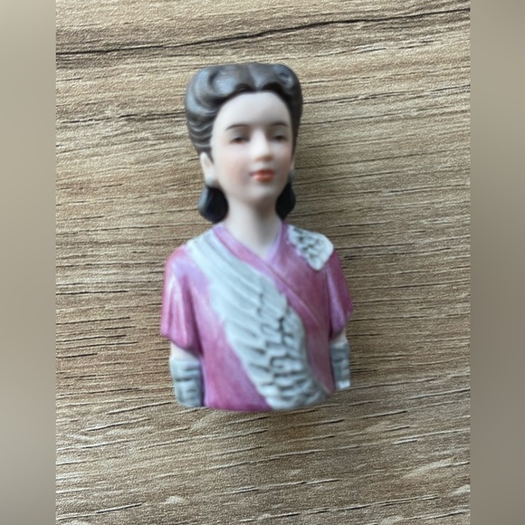 Vintage AVON American Fashion Silhouette Thimble Circa WWII 1984 BOX & BAG! - Picture 3 of 5